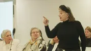 Roos is te zien in de rechtbank, ze spreekt iemand buiten beeld aan en wijst met haar vinger.