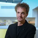 Als wetenschapsredacteur natuur en biodiversiteit schrijft Geelen regelmatig over wolven.