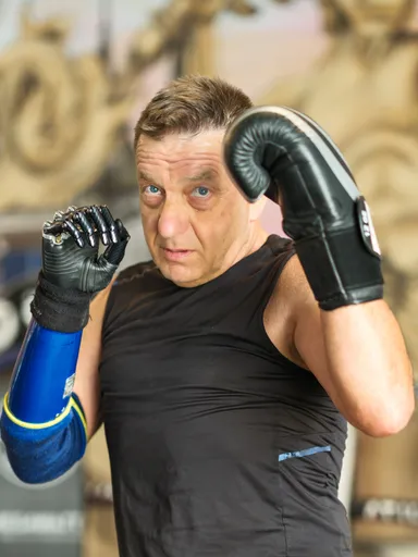 Arie met zijn bokshandschoenen in de sportschool