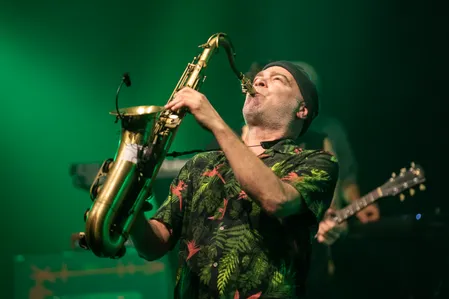 De saxofonist van de band Splendid spelend tijdens een optreden in de Nobel in Leiden.