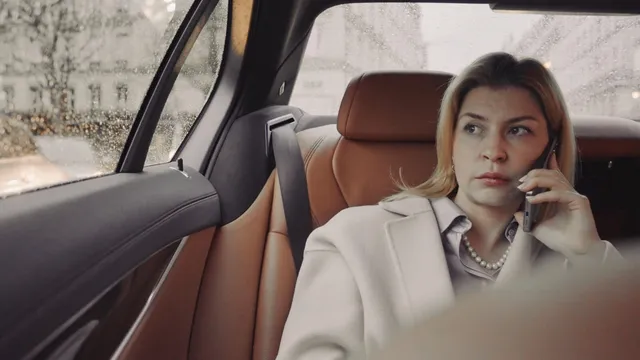 Foto van Olha Stefanishyna bellend in een auto