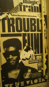 Overblijfselen van Wels de Vlugt's posters in het trappenhuis