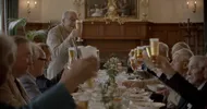 De mannen van de Indonesische tafel brengen een toost uit.
