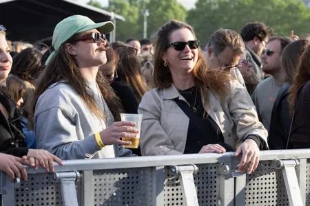 Blij publiek bij het Sena podium