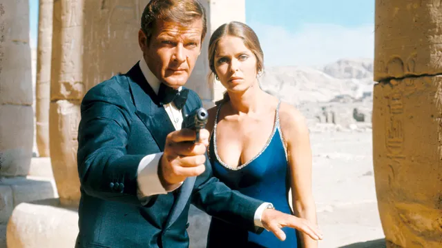 THE SPY WHO LOVED ME - 1977 ROGER MOORE (James Bond), BARBARA BACH (Anya Amasova).