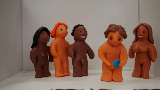 5 naakte kleipoppetjes staan in een kijkdoos.