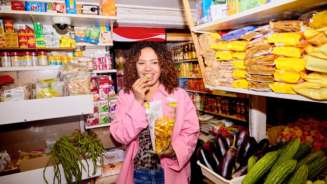 Paramaribo pepers, Noni Kooiman in een Amsterdamse toko