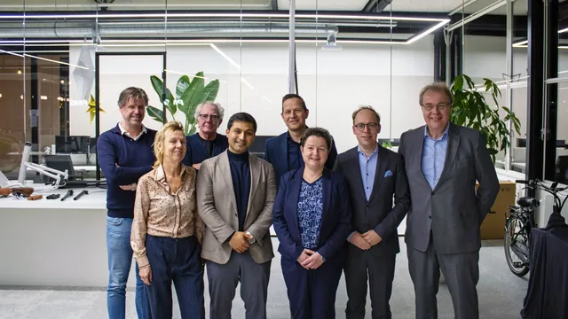 Paul de Brabander van dB's (achterste rij, 2e van links), Silvia Vermeulen van Studio Moskou (voorste rij, helemaal links), Sley Popal van Popal Real Estate (voorste rij, 2e van links), Wethouder Eelco Eerenberg (voorste rij, 4e van links)