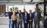 Paul de Brabander van dB's (achterste rij, 2e van links), Silvia Vermeulen van Studio Moskou (voorste rij, helemaal links), Sley Popal van Popal Real Estate (voorste rij, 2e van links), Wethouder Eelco Eerenberg (voorste rij, 4e van links)