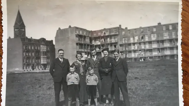 Het gezin Romeijn op het grasveld bij hun flat aan de Admiraal de Ruijterweg in Amsterdam (waar dat grasveld ligt, ligt nu de ring A10), met vlnr: Simon sr, Simon jr (Siem), Immetje, Jacop (Japie), Aart, Nel, Gerrit.