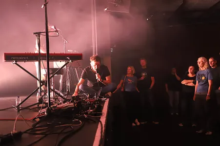 Marble Sounds zanger op toneelrand