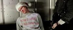 De befaamde scene in Die Hard (1988), met kerstmuts en de opdruk op trui 'Now I have a machinegun - Ho-ho-ho!'