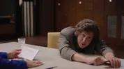 Merijn Scholten hangt met een moeilijke blik over de tafel.