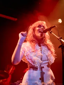 Mayte Veenstra zingt
