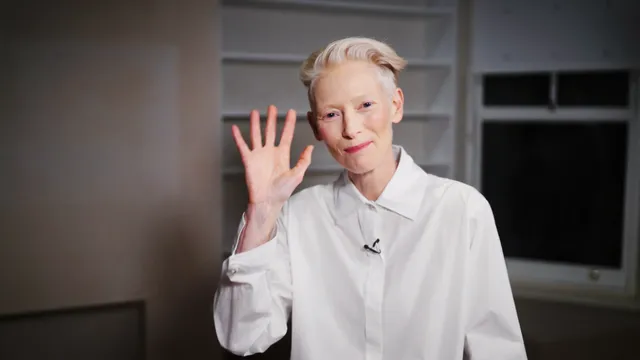 Tilda Swinton zwaait naar de camera