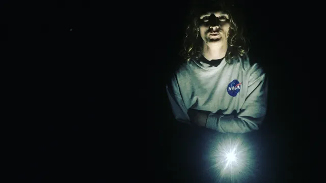 Stu Mackenzie van King Gizzard & The Lizard Wizard in het bos