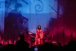 Mitski in AFAS Live, op de gordijnen worden beelden geprojecteerd