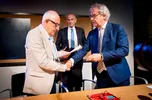 UTRECHT - Holocaust-slachtoffer Salo Muller, voorzitter Job Cohen en president-directeur NS Roger van Boxtel tijdens de presentatie van het advies van de Commissie Individuele Tegemoetkoming Slachtoffers WOII Transporten NS over hoe de Nederlandse Spoorwegen (NS) schadevergoedingen kan betalen aan mensen die in de Tweede Wereldoorlog op transport zijn gezet. ANP KOEN VAN WEEL