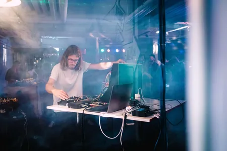 Wilco Prinsen tijdens 10 jaar Koffie Leute @ Bar Bolsjewiek