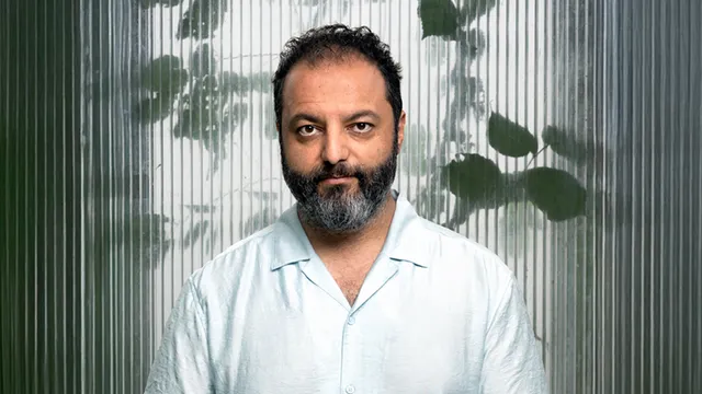 Foto van Ugur Umit Ungor voor een groen doorzichtige achtergrond, kijkend in de camera