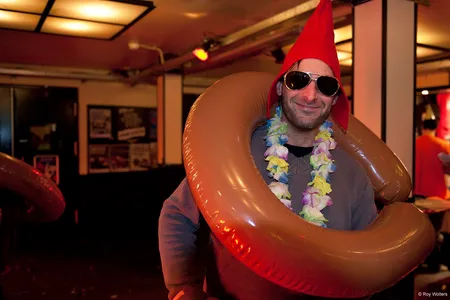 De Lowlands campingwinkel van een bekende landelijke keten deelde dit jaar opblaasrookworsten uit. Van de enkele worsten die het festival hebben overleefd, zien we hier een gaaf specimen. Uw redacteur kon een groot deel van de avond te beschikken over een geconfisqueerd exemplaar. Conclusie? Het schokabsorberend vermogen is gigantisch en bovendien draagt zo’n worst een stuk eleganter dan een zwemband. Aanrader dus.