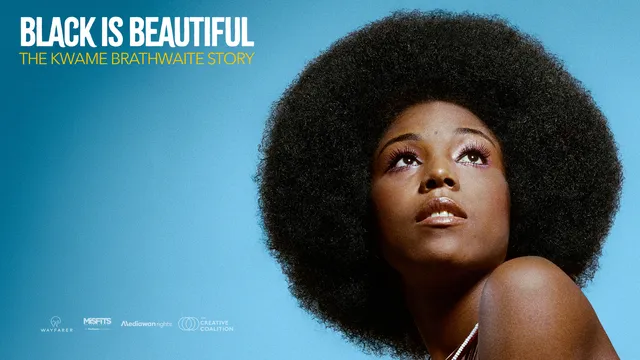 Zwarte vrouw met natural hair poseert tegen blauwe achtergrond. Ze kijkt omhoog.