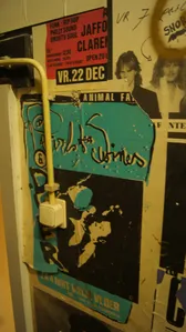 Overblijfselen van Wels de Vlugt's posters in het trappenhuis