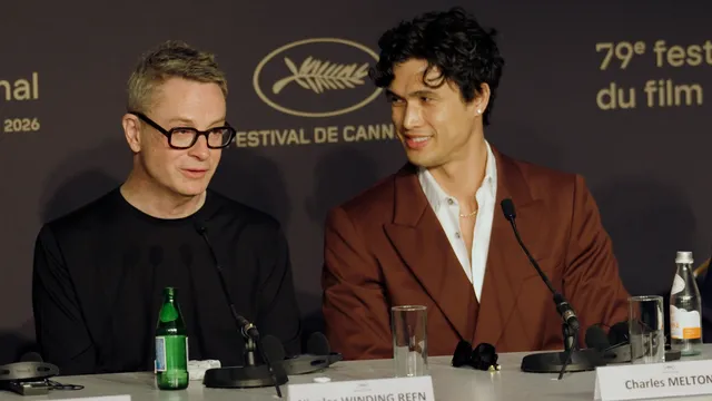 Nicolas Winding Refn en Charles Melton tijdens de persconferentie van Her Private Hell in Cannes
