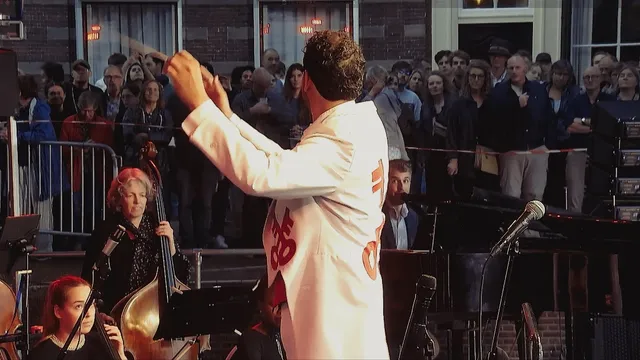 Leids Grachtenconcert met spelende muzikanten