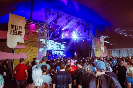 Sfeer op Misty Fields 2026