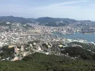 Nagasaki, met aan de overkant van de baai de locatie van Deshima