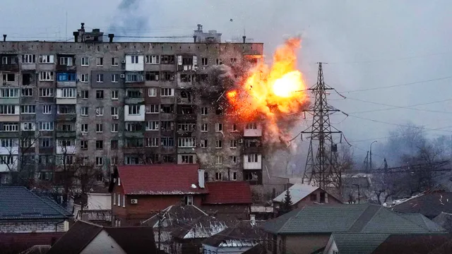 Mariupol. Explosie in een apartementengebouw na Russisch tank aanval
