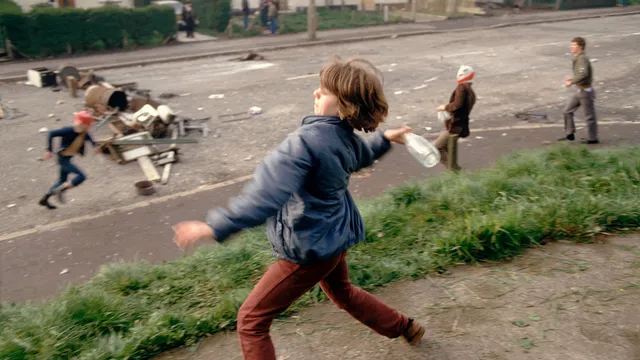 Beeld uit de documentaire Once Upon a Time in Northern Ireland waarop we zien dat Ann Marie (zij is 10 jaar oud) een fles gooit naar Britse troepen in Belfast in 1981.
