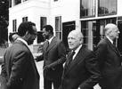 Vierde topoverleg Nederland-Suriname in het Catshuis, op 25 juni 1975 in voorbereiding op de Surinaamse onafhankelijkheid. Van links naar rechts: de Surinaamse premier Arron, de Surinaamse minister Hoost, premier Den Uyl en minister De Gaay Fortman.