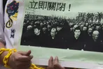 Een demonstrant in Hong Kong houdt een foto van door China gevangen genomen Oeigoeren