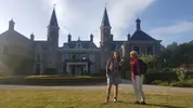 Maartje en haar moeder voor kasteel Ter Hooge