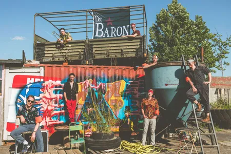 De Baron met bandanas en zwembandjes