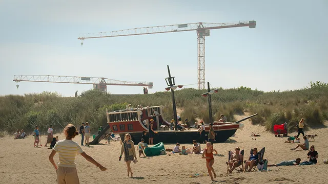 Het strand van Cadzand met op de achtergrond twee hijskranen