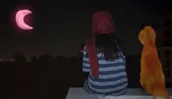 Soraya Akhalaghi zit op een rand en kijkt naar de roze maan.