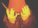 handen van Joachim Liebens de frontman van the haunted youth met een mes in zn hand