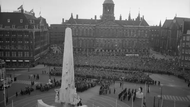 De Dodenherdenking van 1959. Foto Nationaal Archief
