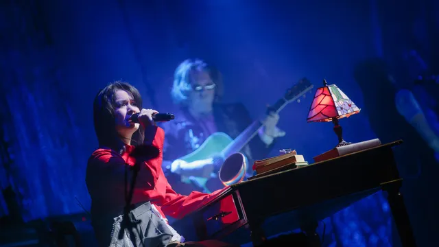 Mitski zit aan een kaptafeltje te zingen in AFAS Live