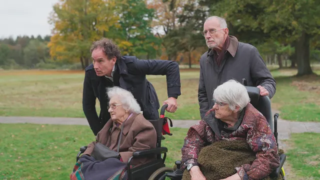 Hans en Onno reizen met oudtantes Map en Door terug naar kamp Westerbork. Beide tantes zijn rond de 100 jaar en voormalig lid van de NSB.