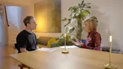 Ot van Daalen en Sophie Derkzen zitten aan tafel in een huiskamer, ze zijn in gesprek