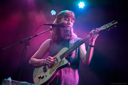 Esther de Jong speelt gitaar