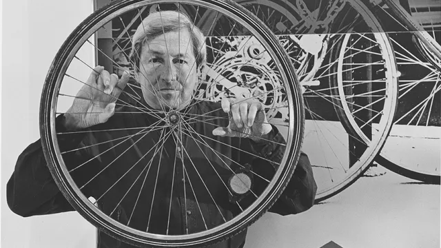 Foto van Robert Rauschenberg met fietswiel
