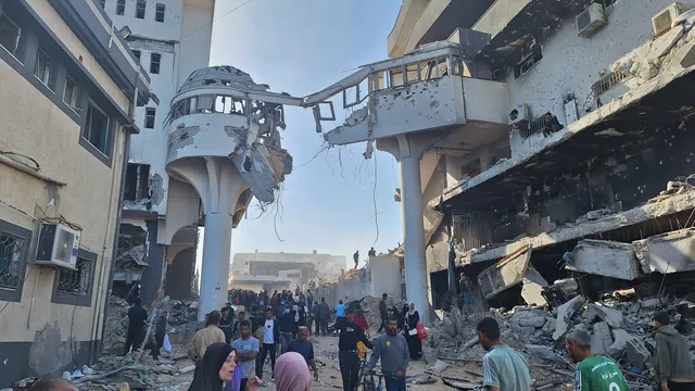 Het verwoeste complex van het Al Shifa-ziekenhuis in Gaza