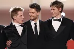 Lukas Dhont samen met acteurs Valentin Campagne en Emmanuel Macchia op de rode loper in Cannes
