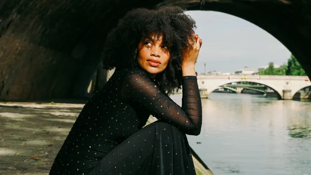 Joya Mooi zit aan het water