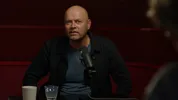 Mathijs Bouman is te gast in de podcast en zit met een microfoon voor zich